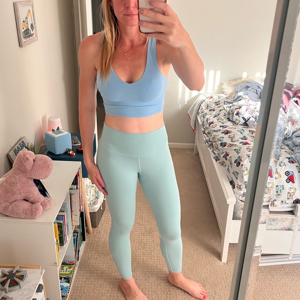 Alo yoga Women's Light Blue Sports Bra and Leggings Set
